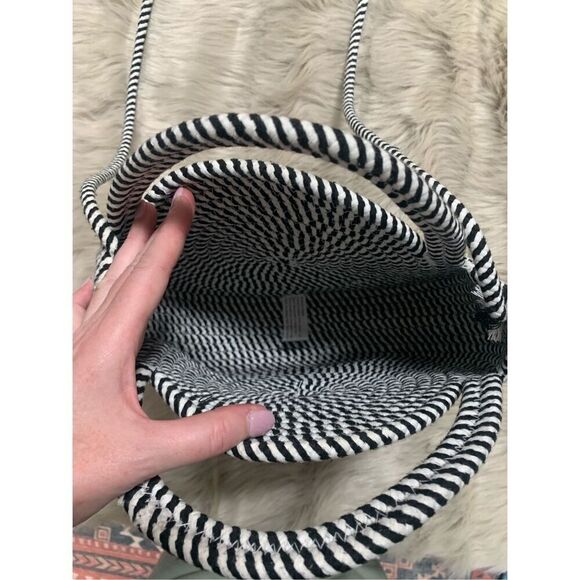 Bon Voyage Black & White Swirl Circular Crossbody Bag - Picture 3 of 8
